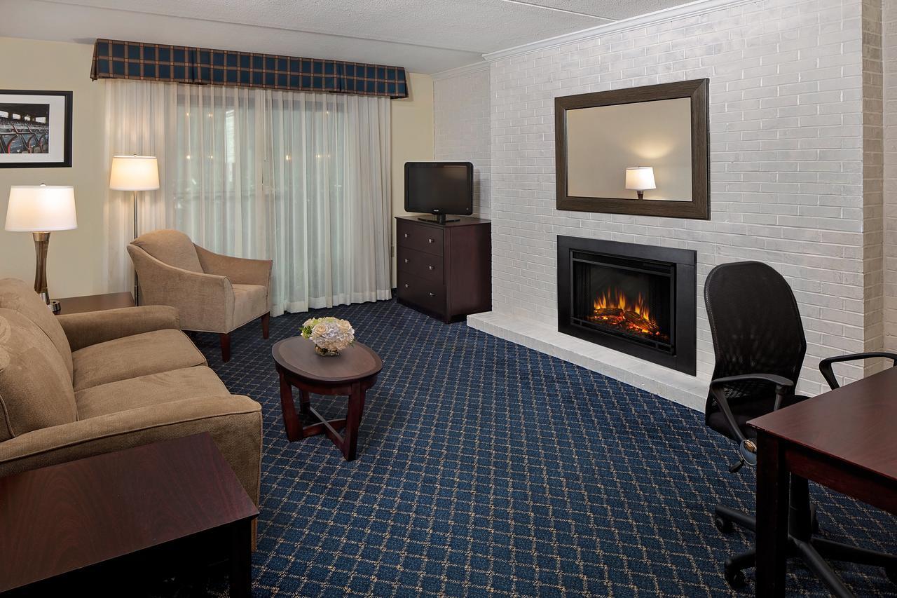 Boxboro Regency Hotel Boxborough Exterior foto